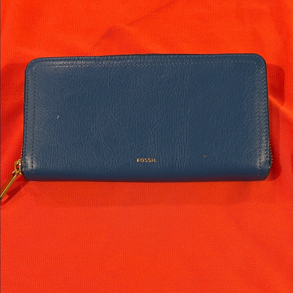 Fossil Teal Blue Leather Wallet with Gold Zipper and logo. Excellent condition.